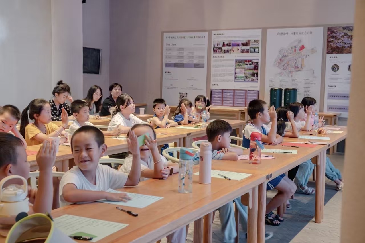 江西公益课堂中孩子们从侧面举手参与